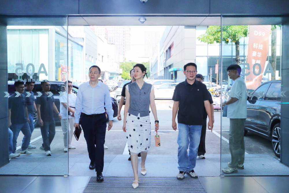 零跑汽车副总裁白薇一行莅临利泰汽车集团佛山零跑中心禅城国际汽车城店调研指导